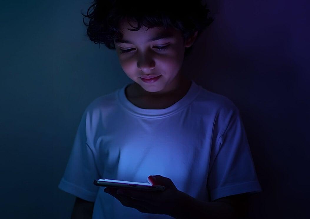 القانون يحمي طفلك: دليلك لفهم السلامة الرقمية